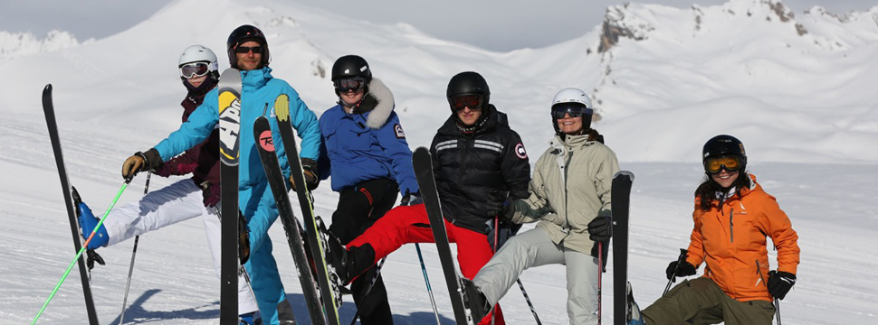 Des adultes en cours de ski