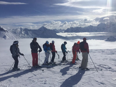 adultes en cours de ski collectif
