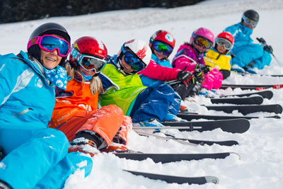 jeunes skieurs allongés dans la neige
