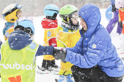 Un groupe de skieurs débutants