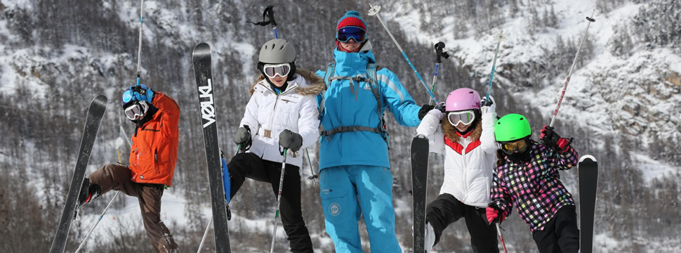 Les enfants en cours collectif de ski