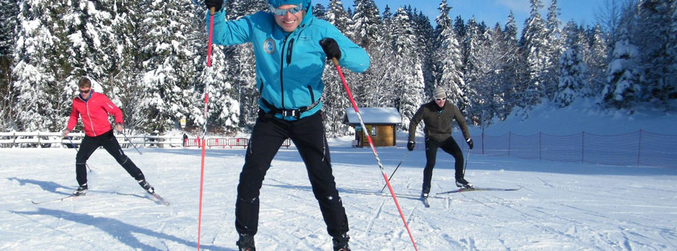 Deux skieurs en cours de skating