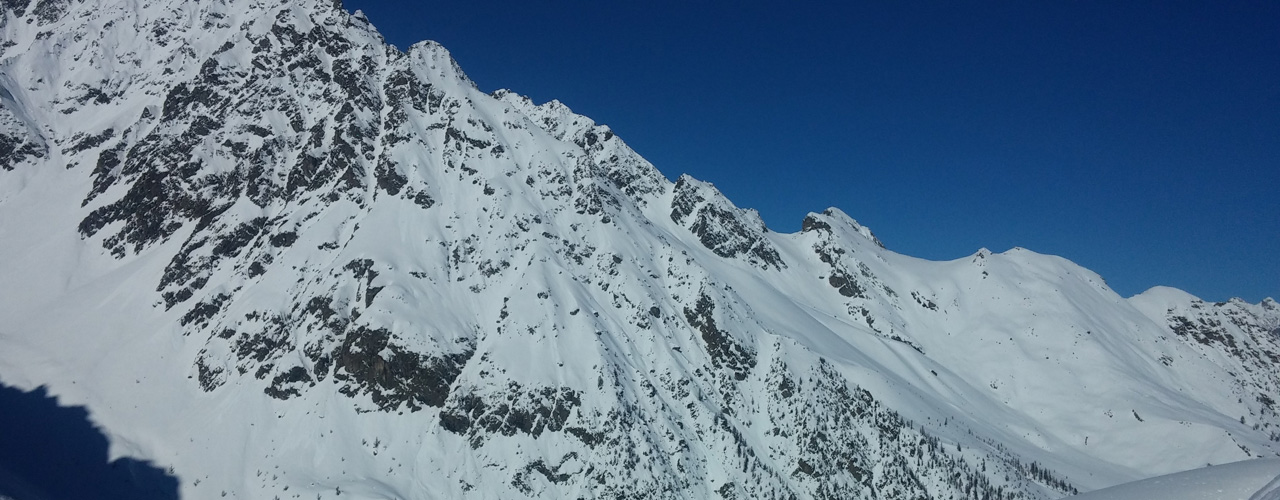 Un skieur en ski de fond