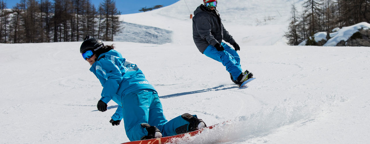 Des adolescents en cours de snowboard