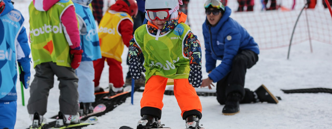 Les enfants à l'école de ski buissonnière de serre chevalier